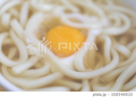 あたたかい月見うどん 写真素材 あたたかい月見うどん 写真素材 108540810