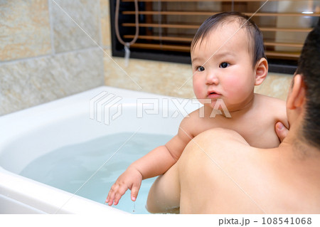 父親にお風呂に入れてもらう赤ちゃん 楽しい 乳幼児 イクメン 育児休暇 0歳乳幼児 浴槽バスルーム 父親にお風呂に入れてもらう赤ちゃん 楽しい 乳幼児 イクメン 育児休暇 0歳乳幼児 浴槽バスルーム 108541068