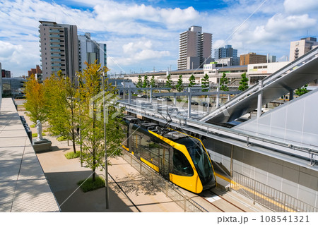 栃木県宇都宮市 宇都宮駅東口に停車するライトライン 108541321
