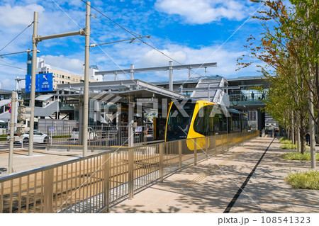 栃木県宇都宮市 宇都宮駅東口に停車するライトライン HU300形 栃木県宇都宮市 宇都宮駅東口に停車するライトライン HU300形 108541323