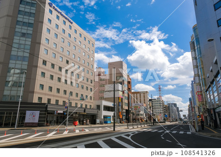 栃木県宇都宮市 宇都宮駅東口の街並み、鬼怒通り 108541326