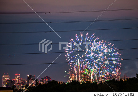 日本の東京都市景観4年ぶり多摩川花火大会。第45回世田谷区たまがわ花火大会の会場側・奥に都庁=21日 日本の東京都市景観4年ぶり多摩川花火大会。第45回世田谷区たまがわ花火大会の会場側・奥に都庁=21日 108541382