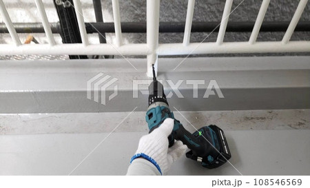 手摺り根本の止水工事(穴あけ①) 108546569