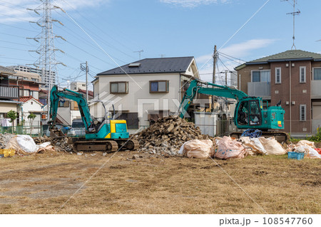 古くなった木造アパートの解体工事 108547760
