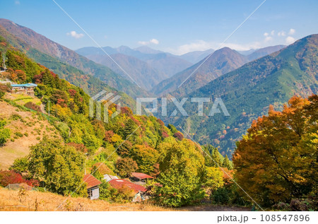 《長野県飯田市・南信州・遠山郷》日本のチロル「下栗の里」の紅葉 《長野県飯田市・南信州・遠山郷》日本のチロル「下栗の里」の紅葉 108547896