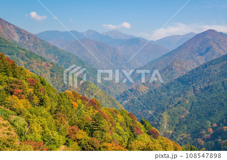 《長野県飯田市・南信州・遠山郷》日本のチロル「下栗の里」の紅葉 《長野県飯田市・南信州・遠山郷》日本のチロル「下栗の里」の紅葉 108547898