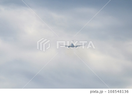 空港から離陸していく飛行機 空港から離陸していく飛行機 108548136