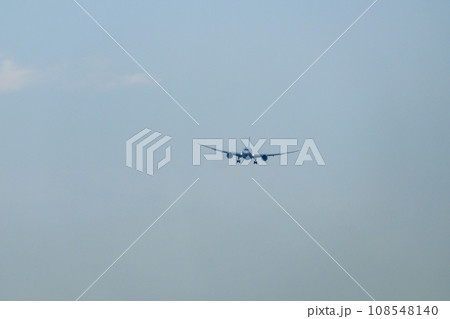 空港から離陸していく飛行機 空港から離陸していく飛行機 108548140