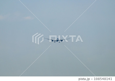 空港から離陸していく飛行機 空港から離陸していく飛行機 108548141