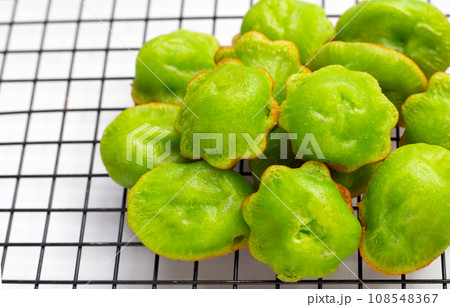 Kanom Krok Singapore, Pandans hot cake. Thai dessert Kanom Krok Singapore, Pandans hot cake. Thai dessert 108548367