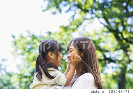 公園を散歩する仲良し家族 108548471