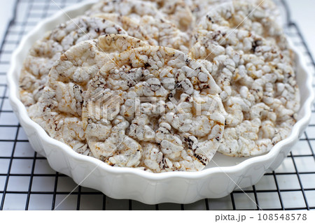Round crispy rice crackers. Rice cakes 108548578