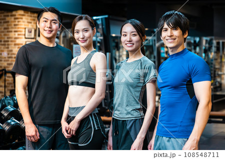 フィットネスジム 若い男女 トレーニング フィットネスジム 若い男女 トレーニング 108548711