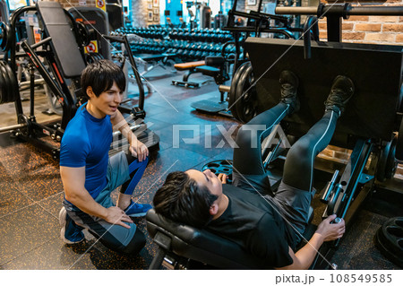 パーソナルトレーナーと筋トレをする男性 パーソナルトレーナーと筋トレをする男性 108549585