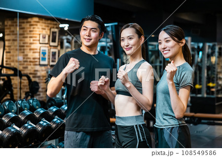 フィットネスジム 若い男女 トレーニング フィットネスジム 若い男女 トレーニング 108549586