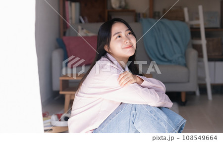 一人暮らしをスタートした笑顔の若い女性 108549664