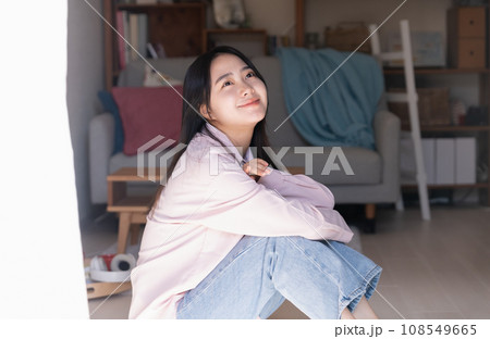 一人暮らしをスタートした笑顔の若い女性 一人暮らしをスタートした笑顔の若い女性 108549665
