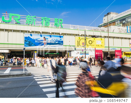 三連休初日の新宿駅南口 108549747
