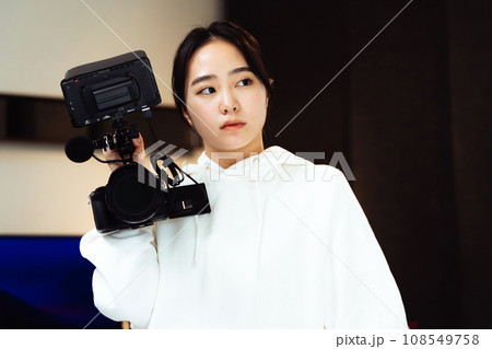 動画撮影をする若い女性 108549758