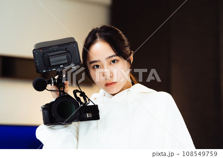 動画撮影をする若い女性 108549759