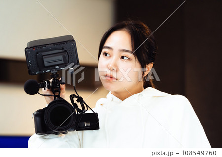 動画撮影をする若い女性 108549760