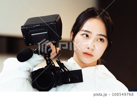動画撮影をする若い女性 108549768