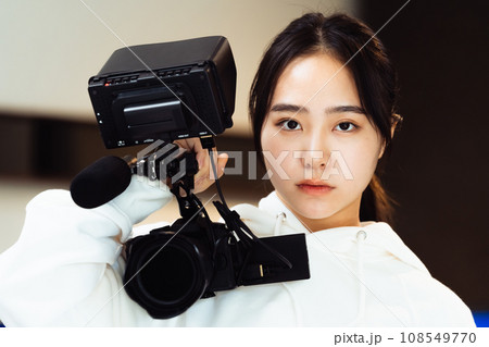 動画撮影をする若い女性 108549770