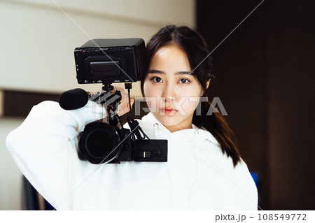 動画撮影をする若い女性 動画撮影をする若い女性 108549772