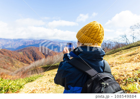 秋のハイキングと撮影を楽しむ子ども 108549884