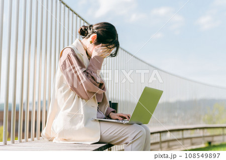 インターネットの誹謗中傷・書き込み・SNS・人間関係のストレスに悩む女性 インターネットの誹謗中傷・書き込み・SNS・人間関係のストレスに悩む女性 108549897