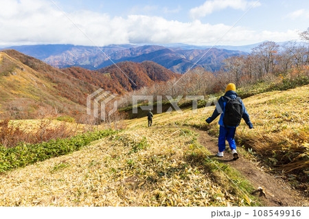 紅葉した谷川岳を歩く親子 紅葉した谷川岳を歩く親子 108549916