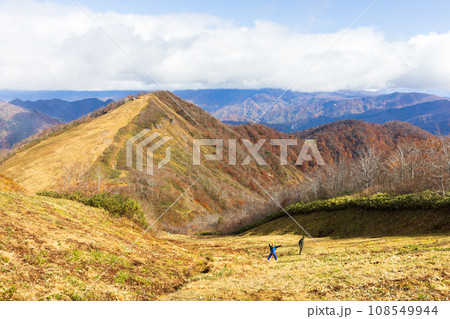 紅葉した谷川岳を歩く親子 紅葉した谷川岳を歩く親子 108549944