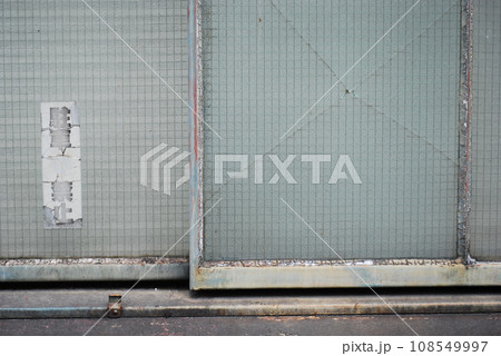 ヒビ割れたガラス ヒビ割れたガラス 108549997