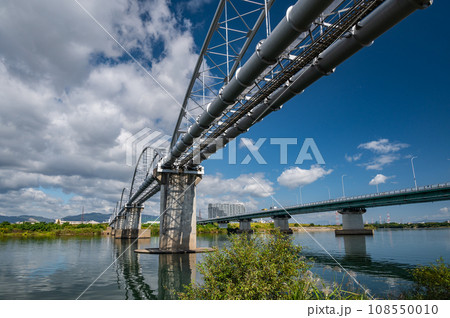 淀川に架かる枚方大橋と水管橋　 108550010