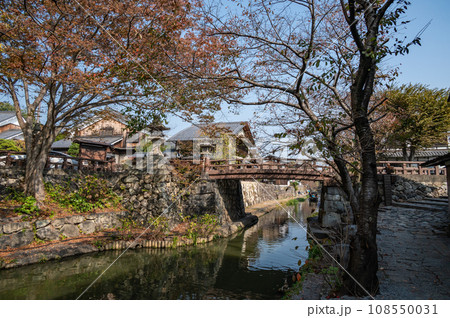 秋の八幡堀風景　滋賀県近江八幡市 108550031