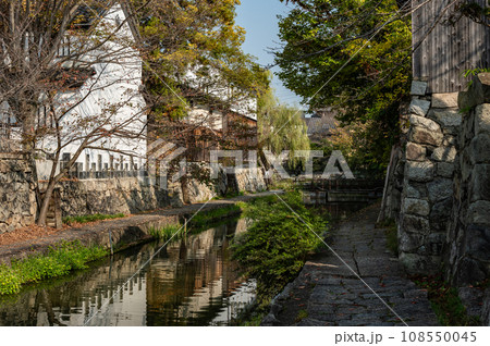 秋の八幡堀風景　滋賀県近江八幡市 108550045