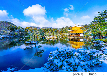 雪化粧した金閣寺 108550065