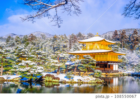 雪化粧した金閣寺 108550067