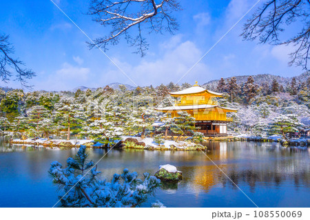 雪化粧した金閣寺 108550069