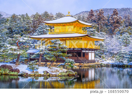 雪化粧した金閣寺 108550070