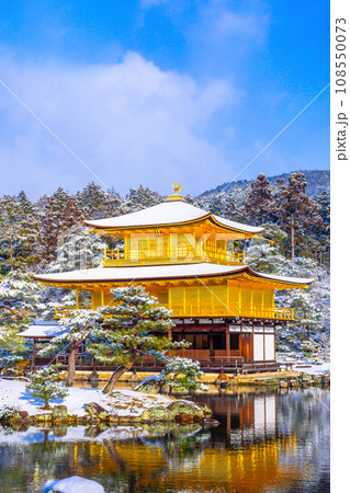 雪化粧した金閣寺 雪化粧した金閣寺 108550073