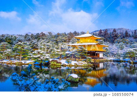 雪化粧した金閣寺 108550074