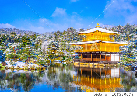 雪化粧した金閣寺 108550075