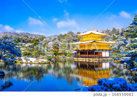 雪化粧した金閣寺 108550081