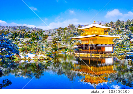 雪化粧した金閣寺 108550109