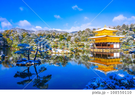 雪化粧した金閣寺 108550110