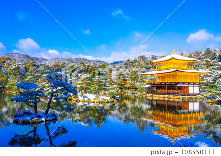 雪化粧した金閣寺 108550111