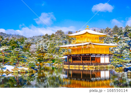 雪化粧した金閣寺 108550114