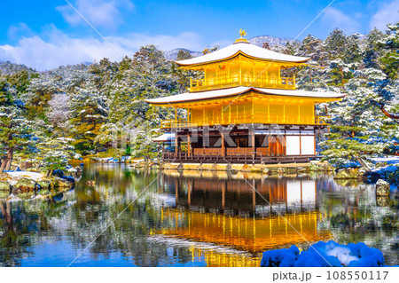 雪化粧した金閣寺 108550117