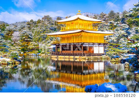 雪化粧した金閣寺 108550120